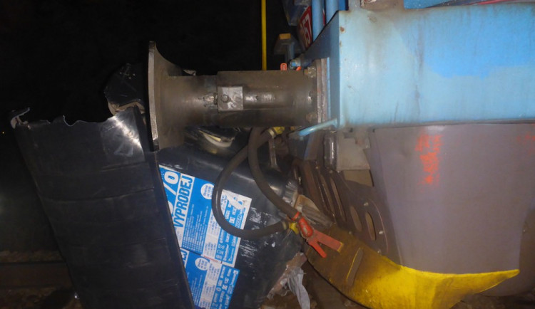 Vlaková souprava po nárazu do kontejneru