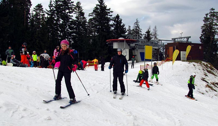 Majitele lyžařských středisek na jihu Čech potěšil nový sníh, který napadl přes noc