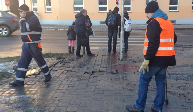 U Senovážného náměstí došlo k poruše vodovodního potrubí, s jeho opravou se začne ve středu