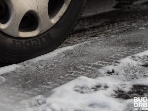 SJÍZDNOST: Jihočeské silnice jsou po chladné noci vymrzlé