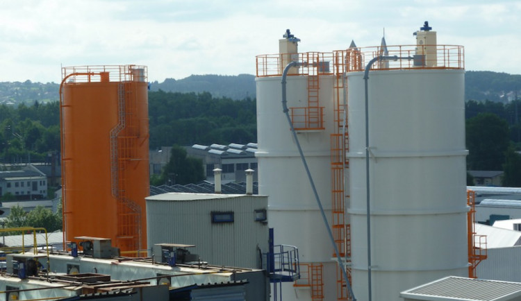 Součástí odsíření jsou i sila. Oranžové patří vápencovému  hospodářství a šedivé popílku a míchání granulátu