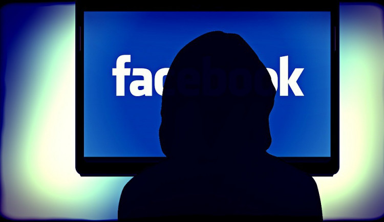 Facebookem se znovu šíří žádosti přátel o peníze. Můžete přijít o všechny úspory