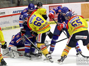 Kuchejda s Nouzou se snaží dotlačit puk za Svobodova záda
