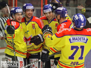 Oslava hattricku Jakuba Babky (druhý zleva)