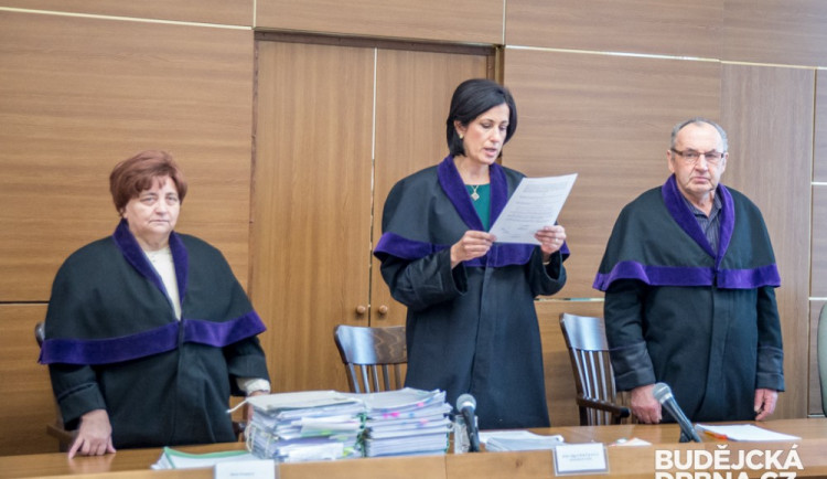 Soudkně Olga Smrčková čte rozsudek