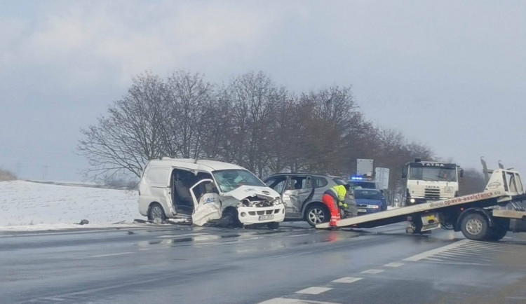 Čtyři zraněné osoby si vyžádal střet dodávky a osobního vozu u Dynína