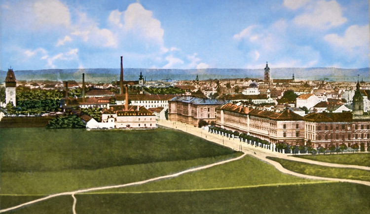 Pohled z novostavby nemocnice na dnešní ulici Boženy Němcové v roce 1914 a na louky, na nichž byly později postaveny legionářské domy a směrem k Vltavě vilová čtvrť