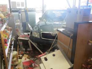 Nehoda na čerpací stanici u Mezna