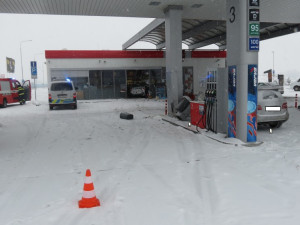 Nehoda na čerpací stanici u Mezna