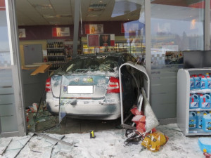 Nehoda na čerpací stanici u Mezna