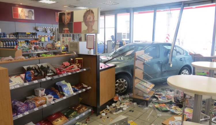 Nehoda na čerpací stanici u Mezna