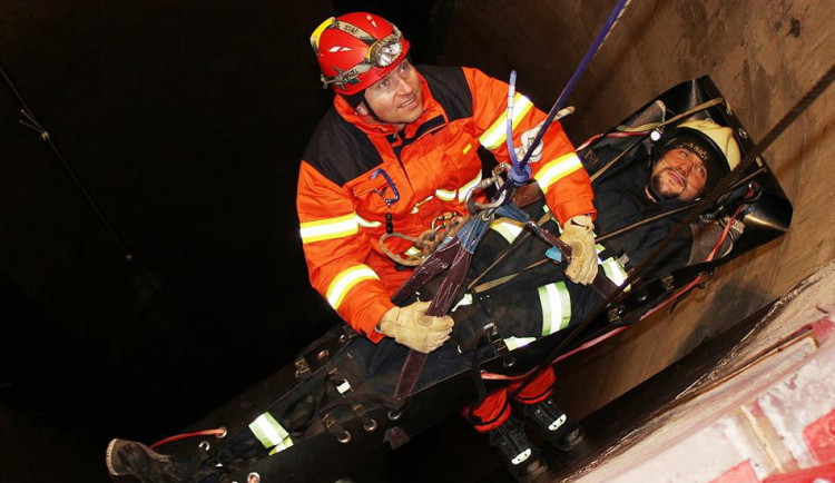 Hasiči cvičili v hlubinách lipenské elektrárny záchranu osoby z nátokové šachty