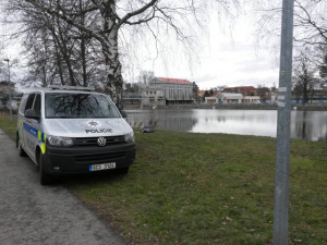 Ve Vltavě utonul muž. Našel se zaklíněný v česlech elektrárny na Sokolském ostrově