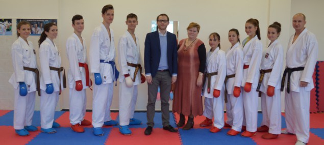 Výprava karatistů s trenérem Miroslavem Hýskem, náměstkem primátora Petrem Podholou a ředitelkou nové školy Dagmar Koubovou
