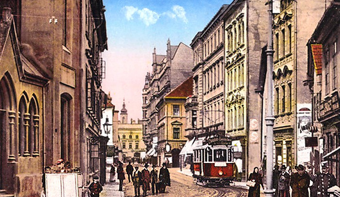 Vídeňská ulice, dnes po několika přejmenování ulice Karla IV.,  s tramvají v době monarchie před 1. světovou válkou
