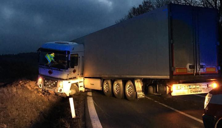 U Borku je uzavřena silnice po nehodě nákladního vozu