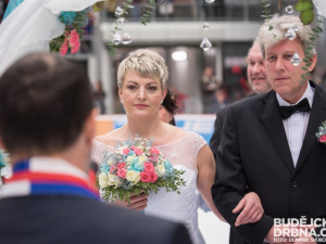 VIDEO: Přestávka plná emocí. Svatbu na ledě viděla vyprodaná Budvar aréna