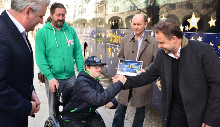 Výtěžek projektu Šťastná hvězda 2015 v podobě šeku předali 14letému Matoušovi z Písku krajský radní pro dopravu Antonín Krák (vlevo) a ředitel společnosti ČSAD Autobusy České Budějovice Vladimír Homola (vpravo)