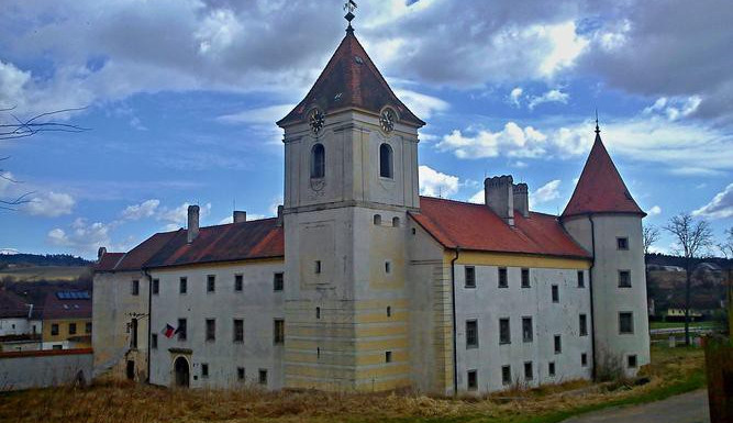 Na dva dělníky spadla při opravě zámku Písečné stropní klenba