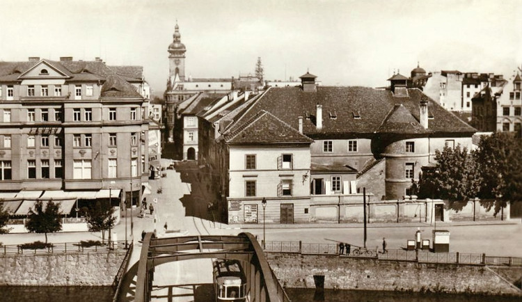 Pravé nábřeží Malše se Savoyí, starým divadlem a benzinovou pumpou v roce 1940. Shodou okolností jede přes Zlatý most tramvaj