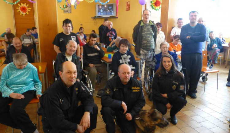 Návštěva policistů v domě Sociální pohoda