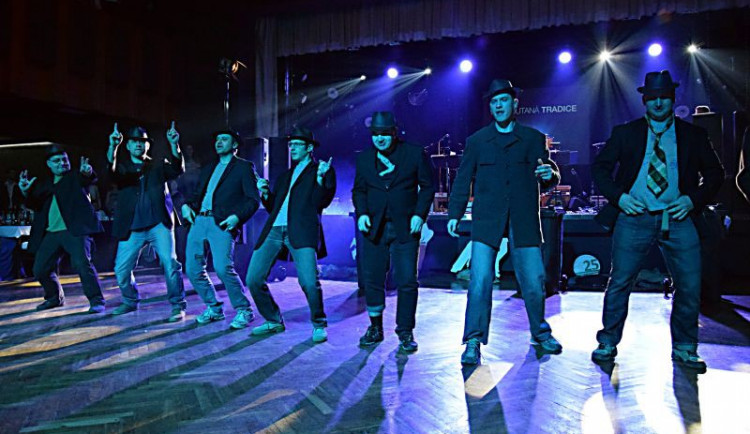 Ples se podařil. Přišly stovky lidí