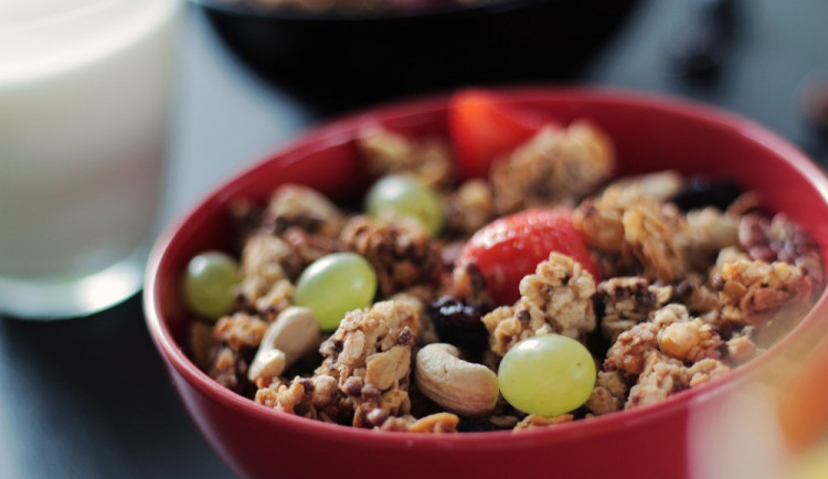 Müsli, jogurt, nebo oříšky? Rodičky si budou moci od března vybrat, co si dají ke svačině