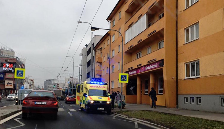 Trolejbus zastavil, automobil již ne. Jeho řidič srazil na Pražské třídě dítě