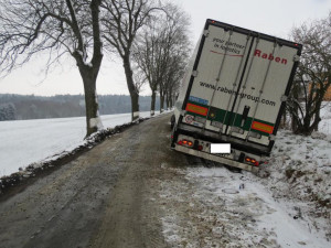 Včerejší sněžení zaskočilo řidiče. Bouralo se více než obvykle