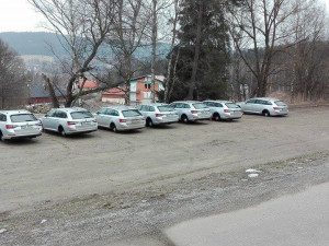 Osm aut přišlo v noci před hotelem v Lipně nad Vltavou o kola