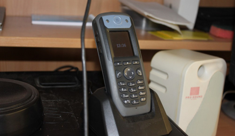 Pokud se telefon vychýlí ze svislé polohy, vysílá signál na dvě místa v Temelíně