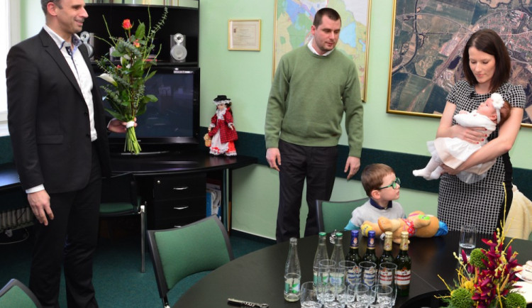 Hejtman předal Terezce z Protivína, která byla prvním jihočeským miminkem roku, zlatý přívěsek