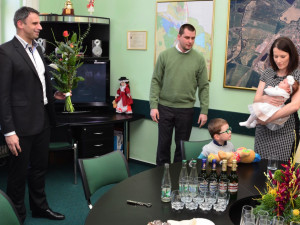 Hejtman předal Terezce z Protivína, která byla prvním jihočeským miminkem roku, zlatý přívěsek
