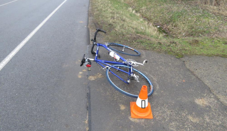 Řidič BMW vytlačil u Temelína cyklistu ze silnice, policie po něm pátrá