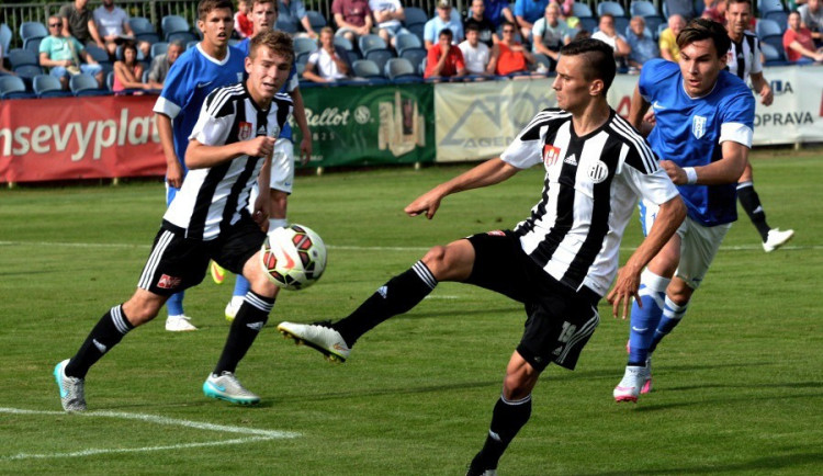 Jakub Pešek zpracovává míč při zápase s Vlašimí