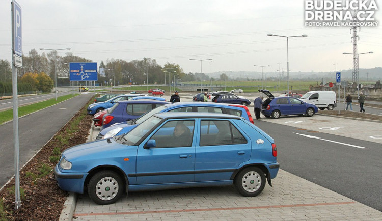 Parkoviště u hřbitova v Mladém