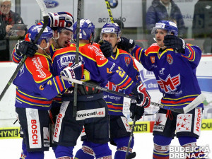 Josef Straka poslal Motor do vedení. Na snímku oslavuje se svými spoluhráči