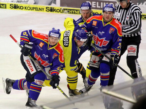 Michal Chovan před Markem Sikorou