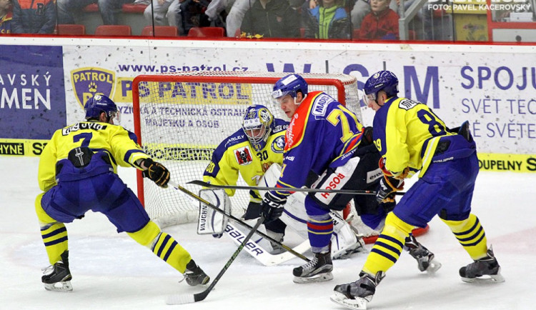 Luboš Rob (před brankou Přerova) se vrátil po zranění. I když nedal gól, odehrál dobré utkání