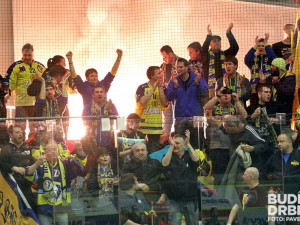 Fanoušci Přerova a jejich oslavné pyro