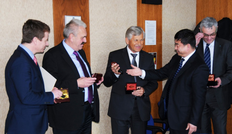 Podepsáno. Představitelé holdingu ZVVZ GROUP spolu s čínskými podnikateli a zástupci Česko-čínské obchodní komory po podpisu rámcové smlouvy o spolupráci