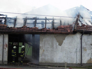 V Újezdci hořela střecha rodinného domu. Požár zničil především solární panely