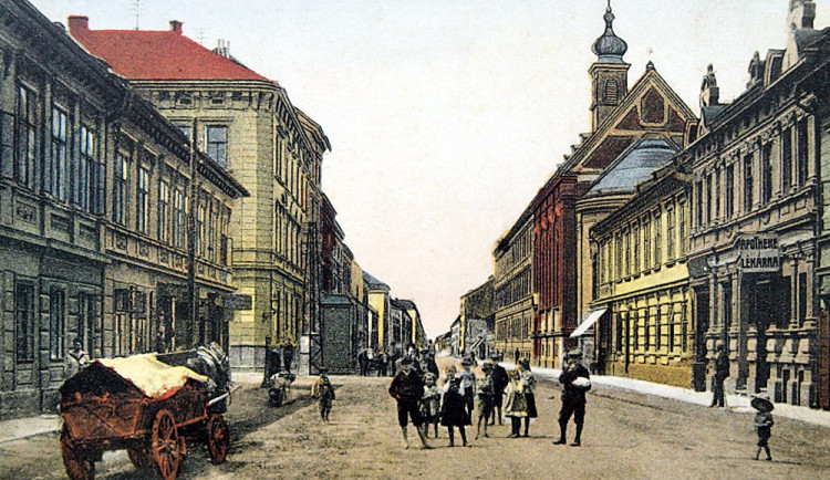 Rudolfovská třída ve směru od viaduktu k Sadům po roce 1910