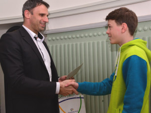 Na snímku hejtman Jiří Zimola gratuluje Janu Formánkovi