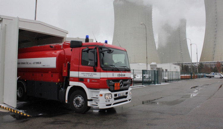 Jeden z kontejnerů je určen pro naftovou cisternu