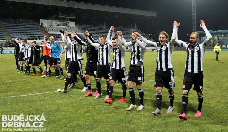 Fotbalisté Dynama slaví výhru nad Třincem