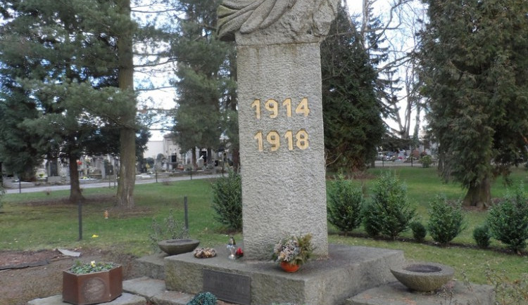PŘÍBĚHY SAKRÁLNÍCH PAMÁTEK: Autor pomníku padlým vojákům na hřbitově u sv. Otýlie byl popraven gestapem