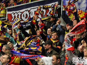 Fanoušci Motoru slaví vyrovnávací branku na 4:4