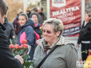 Rozdávání růží v MHD
