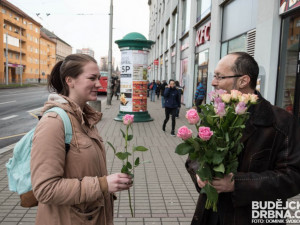 Rozdávání růží v MHD